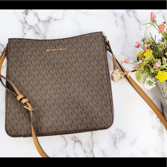 Gaby’sBags👜💕- NWT Michael Kors Large Messenger - Picture 5 of 8